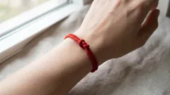 Ein rotes Band am Handgelenk: Was bedeutet es und woher stammt dieser Brauch?