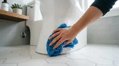 Dieser Bereich neben der Toilette wird oft übersehen – und genau dort bildet sich Schimmel