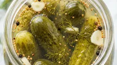 Werfen Sie die Gurkenlake nicht weg: überraschende Verwendungsmöglichkeiten